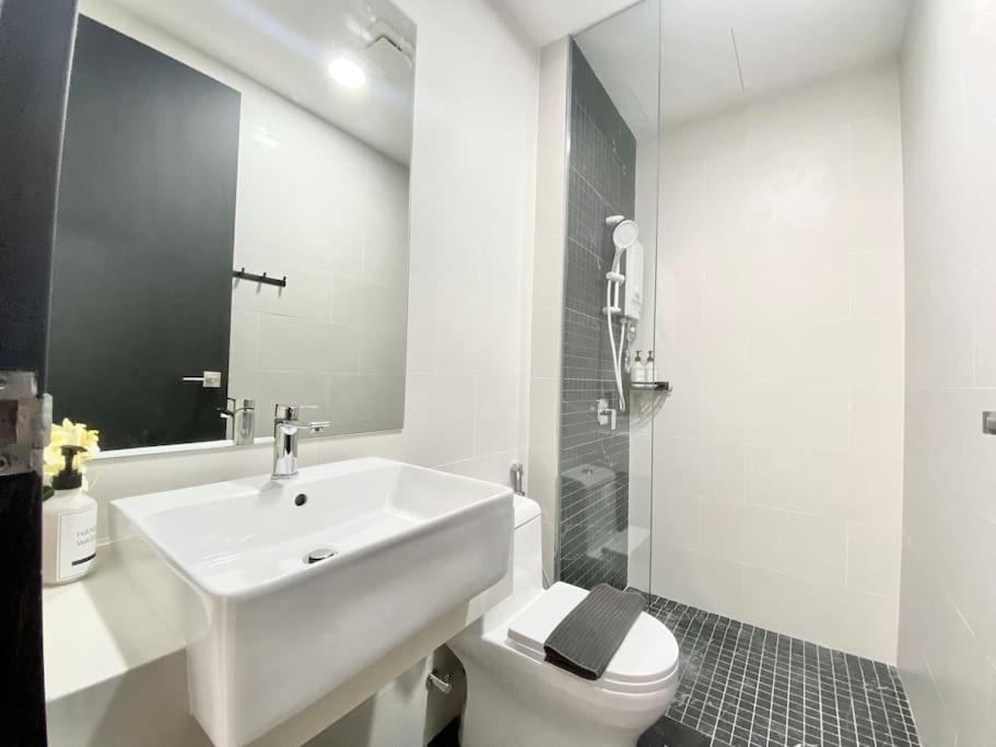 Apartment Beacon Executive #modern Chic #skypool #georgetown #5pax #2br 2bath #2queen 1single #quality Well Maintained #private Host