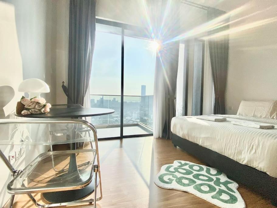 Beacon Executive #modern Chic #skypool #georgetown #5pax #2br 2bath #2queen 1single #quality Well Maintained #private Host Apartment