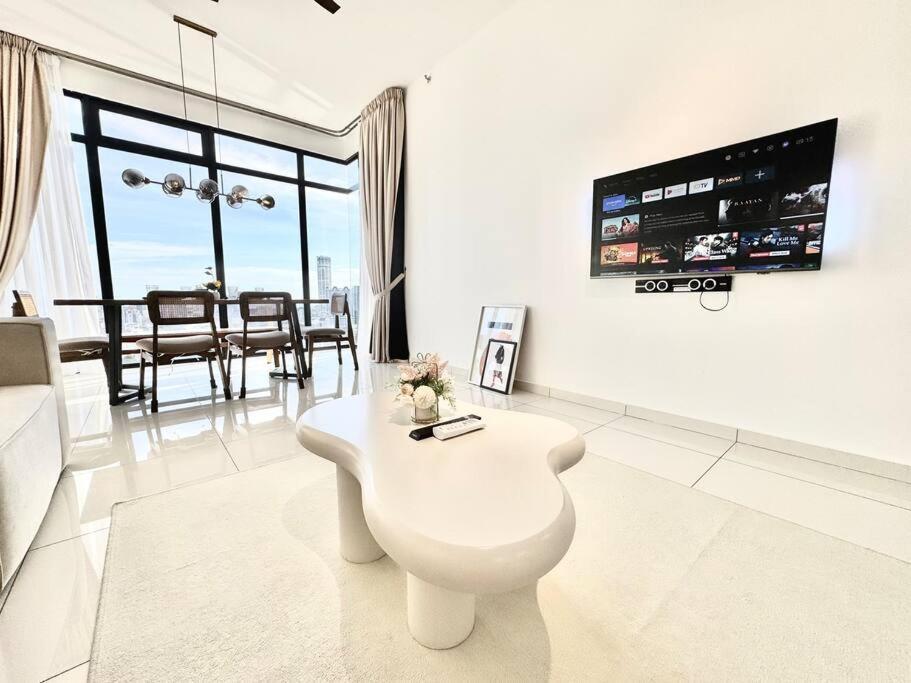 Beacon Executive #modern Chic #skypool #georgetown #5pax #2br 2bath #2queen 1single #quality Well Maintained #private Host * George Town